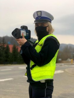 policjantka ruchu drogowego z laserowym miernikiem prędkości