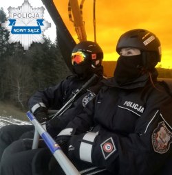 policyjna narciarka podczas wjazdu wyciągiem na stok