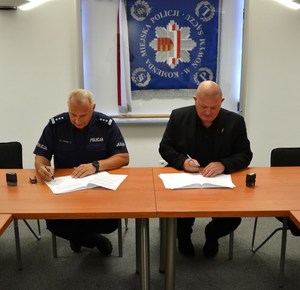 insp. A. Bukański i S. Szczerkowski podpisują dwa egzemplarze porozumienia