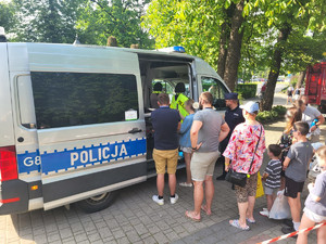 uczestnicy festynu oglądają policyjny radiowóz
