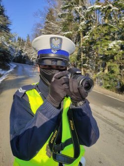policjantka drogówki z aparatem fotograficznym