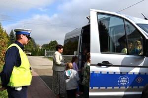 uczniowie oglądają radiowóz, obok policjant