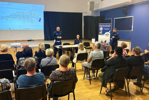 uczestnicy debaty, głos zabiera policjant drogówki