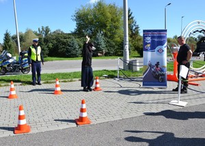 dziewczyna pokonuje tor przeszkód w alkogoglach