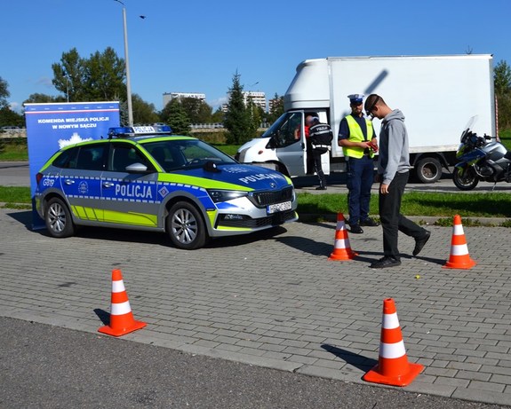 młody mężczyzna w alkogoglach pokonuje tor przeszkód