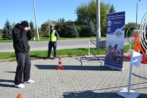 nastolatek pokonuje tor przeszkód w alkogoglach