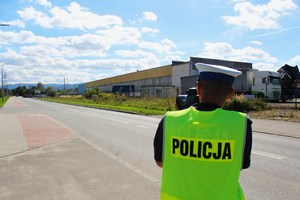 policjant ruchu drogowego z laserowym miernikiem prędkości