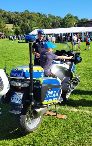 chłopiec siedzi na motocyklu służbowym