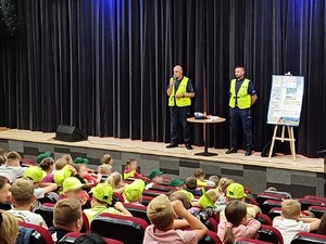 na scenie dwóch policjantów podczas prelekcji