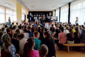 uczniowie słuchają prelekcji policjanta prewencji