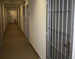 korytarz z okratowanymi drzwiami do cel