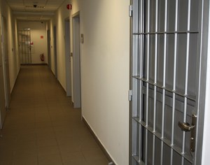 korytarz z okratowanymi drzwiami do cel