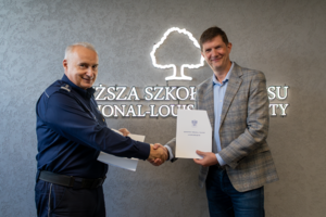 komendant i rektor ściskają sobie dłonie, fot. WSB-NLU