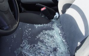 fragmenty rozbitej szyby na fotelu w samochodzie - zdjęcie ilustracyjne