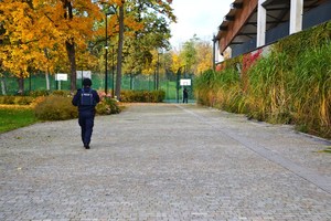 dwóch umundurowanych policjantów sprawdza teren