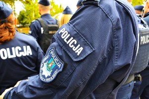emblemat sądeckiej policji na mundurze funkcjonariusza