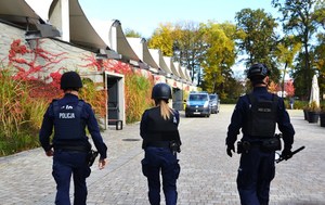 policjanci prewencji patrolują teren