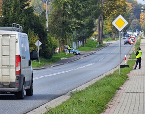 policjanci przy posterunku blokadowym