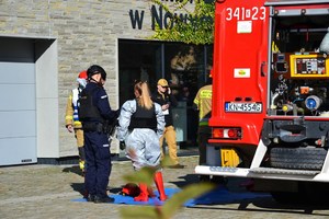 policjantka-pirotechniczka nakłada na siebie odzież ochronną