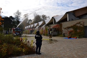 strażacy prowadzą akcję gaśniczą