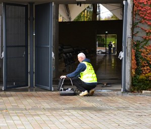 techniki kryminalistyki otwiera walizkę