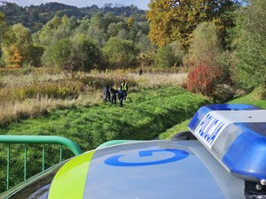 umundurowani policjanci prowadzą zatrzymanego
