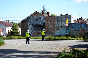 policjant ruchu drogowego z tarczą do zatrzymywania pojazdów