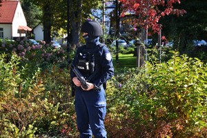 policjant z bronią