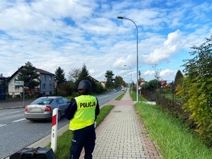 policjantka przy posterunku blokadowym