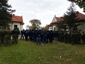 funkcjonariusze biorący udział w ćwiczeniach