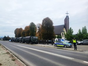 policjant ruchu drogowego, strażnicy graniczni, obok pojazdy służb