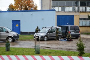 strażnicy graniczni zatrzymują mężczyznę