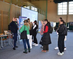kobiety w alkogoglach, kilka osób przygląda się ich reakcjom