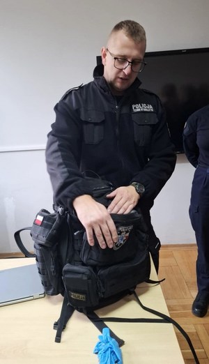 policjant podczas prelekcji