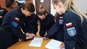 uczniowie samodzielnie odbijają swoje linie papilarne