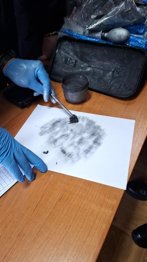 ujawnianie śladów za pomocą pędzla daktyloskopijnego