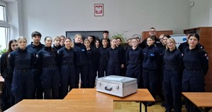 zdjęcie grupowe uczniów z policjantem