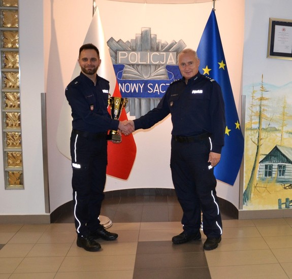 insp. A. Bukański ściska dłoń podkom. A. Pacholarzowi