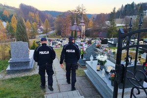 policjanci patrolują teren cmentarza
