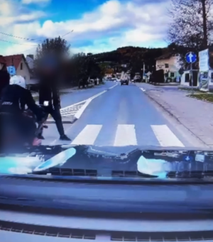 motocyklista tuż przed potrąceniem pieszego na przejściu dla pieszych