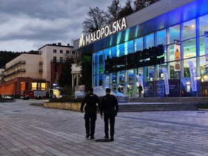 policjanci patrolują teren przez pijalnią