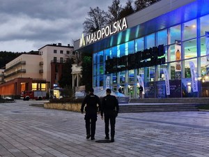 policjanci patrolują teren przez pijalnią