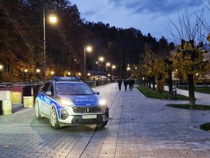 radiowóz oraz policjanci patrolujący krynicki deptak