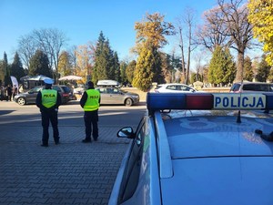 policjanci patrolują rejon cmentarza komunalnego w Nowym Sączu