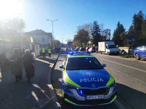 radiowóz w rejonie cmentarza