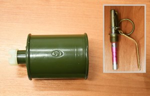 granat, obok zapalnik