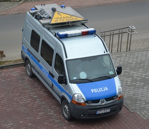 radiowóz zespołu wypadkowego - z napisem uwaga wypadek