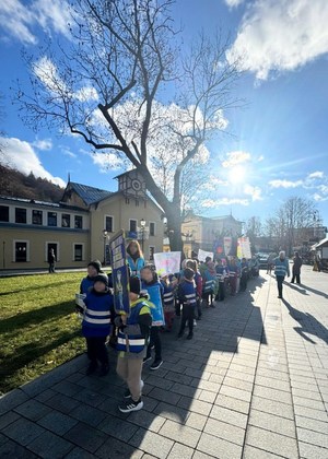 przemarsz uczniów z nauczycielami w ramach akcji Odblaskowa szkoła