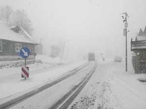 zaśnieżona droga, fot. archiwum KMP NS