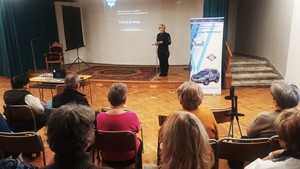 policjantka rozmawia z seniorami o bezpieczeństwie